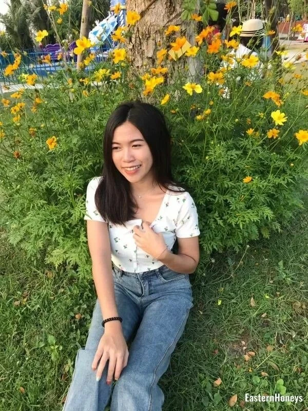 Parichat, 25