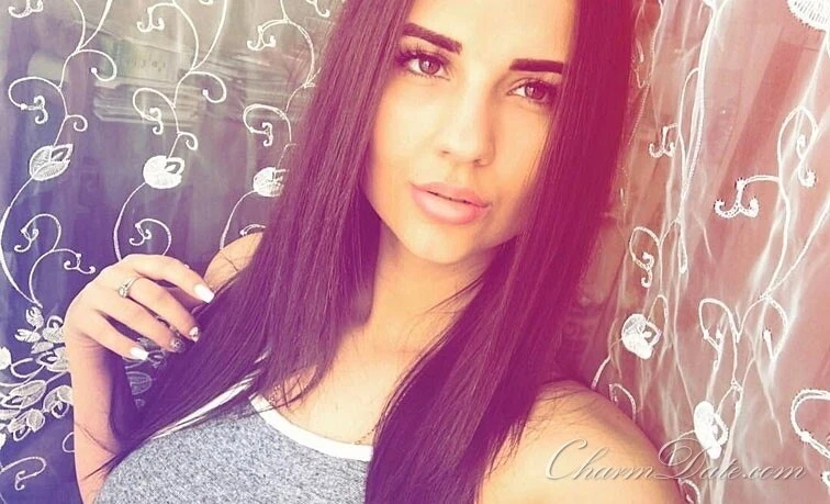 Julia, 27
