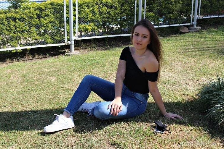 Laura, 21